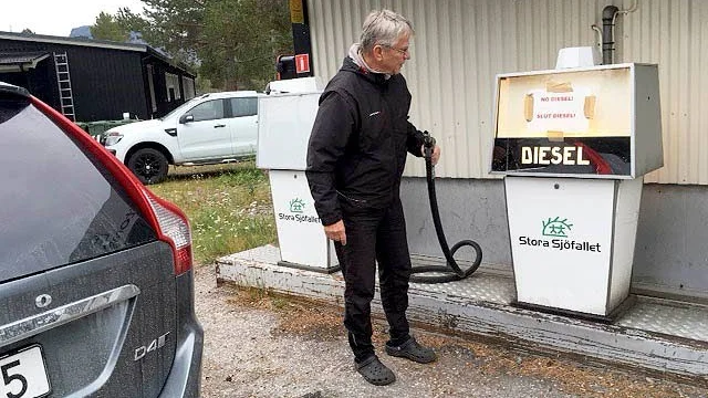 Tomt. Olov Niska och hans hustru Birgit Niska besökte Stora sjöfallets anläggning strax före konkursen. De kunde konstatera att dieselpumpen var tom.
