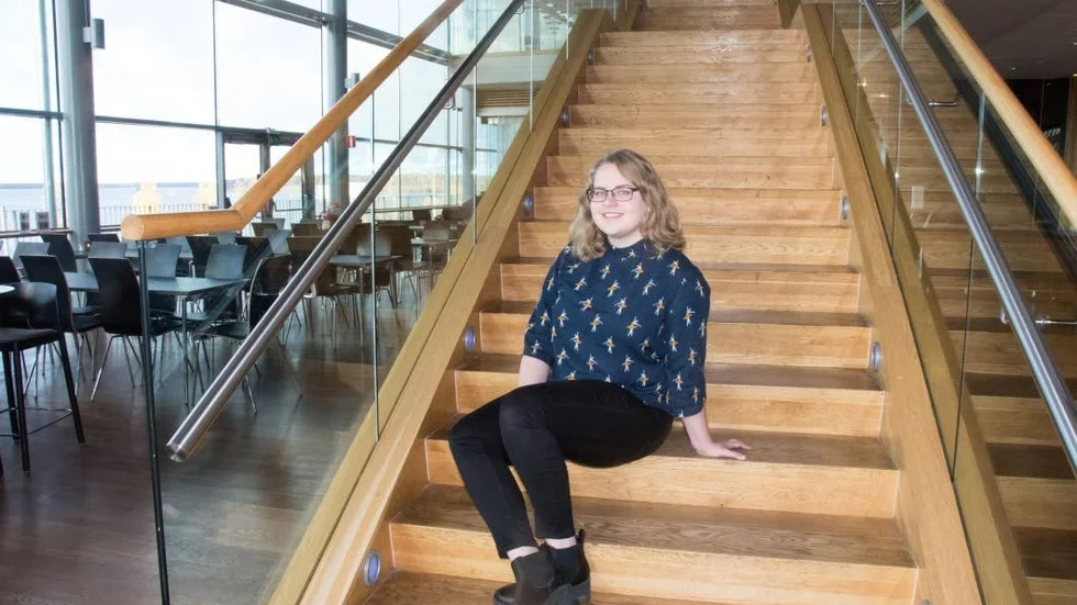 Prisas. Lina Kröger, 19, från Luleå tilldelas lilla Erik Lindegren-priset under årets Bok och Bild.