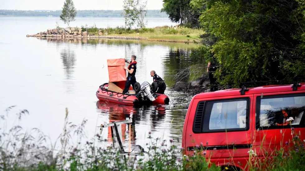 Stänger av. Räddningstjänsten spärrade på torsdagen av småbåtshamnen på Gültzauudden.