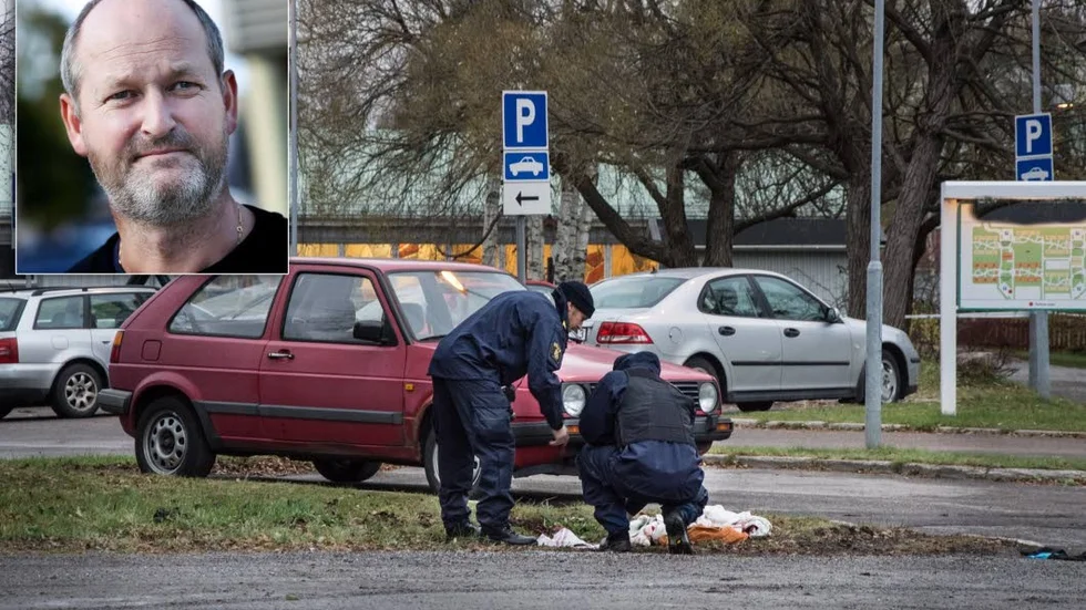 HANDDUKEN. En blodig handduk togs i beslag av polisen efter den brutala knivattacken på Hertsön i går. "Oklart om mannen är livshotande skadad", säger Per-Olov Andersson, polisen.