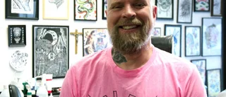 Tatuerar till förmån för Cancerfonden