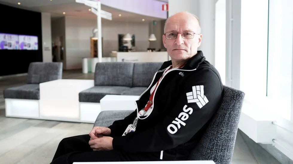 Många oroade. Kjell-Åke Sommeryd satt i receptionen på Teliahuset under fredagen för att vara tillgänglig för oroliga anställda.