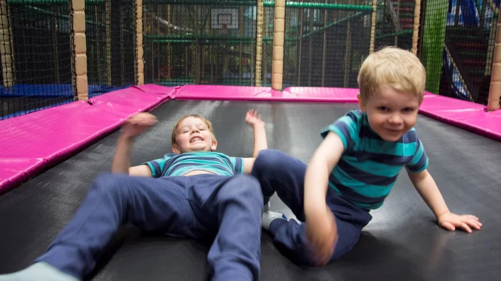 FULL FART. Helt lätt var det inte att fånga bröderna Alexander Samuelsson, 5 år, och William Samuelsson, 3 år, på bild, här var det full fart!
