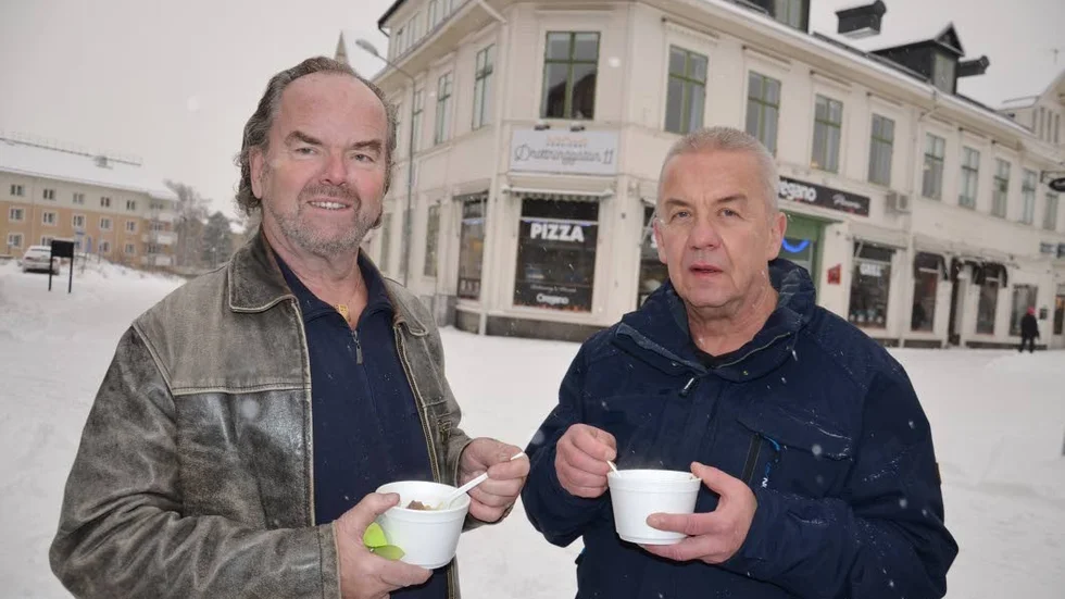 Kjell Åström och Ulf Olofsson tyckte soppan smakade bra.