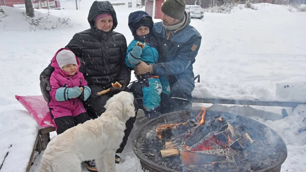 Närhetsliv. Mirjam, Mathilda, Herman och Ludvig Nordenvall med hunden Nils grillade korv och åt bullar i snön i Pagla på lördagen.