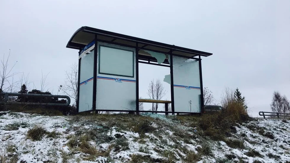 Glassplitter. Bussresenärerna fick akta sig för glasskärvor.