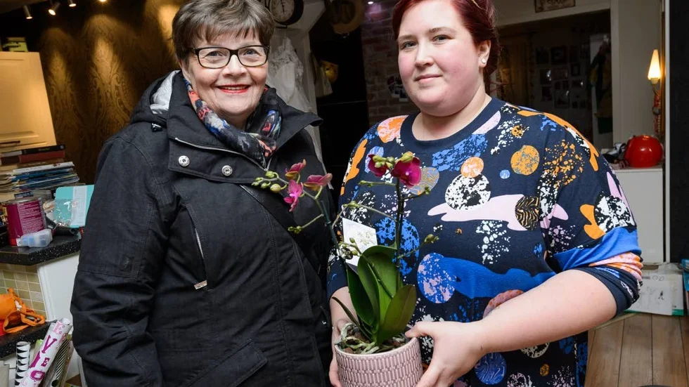 Upphittad. Gun-Britt Alatalo har hittat Sofia Lundström och tackat henne med en vacker orkidee.