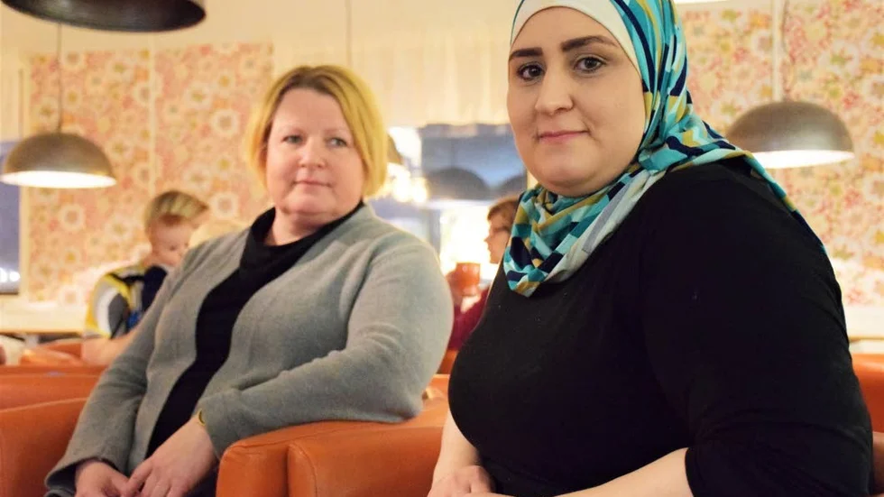 KLIPPAN. Carola Enmark såg aldrig hijaben som ett problem när hon anställde Rafah Alemam. ”Jag såg hennes potential. Och det har hon visat. Hon är klippan här”, säger Enmark.