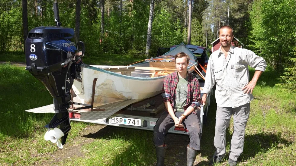 Tog båten. Anders och David Johansson, Södra Svartbyn satte båten på släpet för att vara med om stadsnära fiske. " Det är kul att få den här möjligheten".