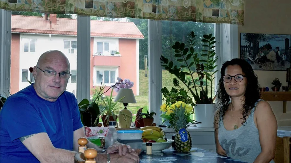 FLYTT I SIKTE. Från köksfönstret kan Stig Hoffner och Siriwimon Tongtar följa husflytterna. Nästa år är det deras tur.