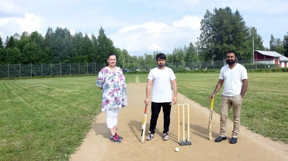 BEKYMMER. Anette Heikka Khan, Omari Liaqat och Imran Khan I Bodens cricketförening är glada att kommunen upplåter planen till cricket, men grannen behåller förlupna bollar.