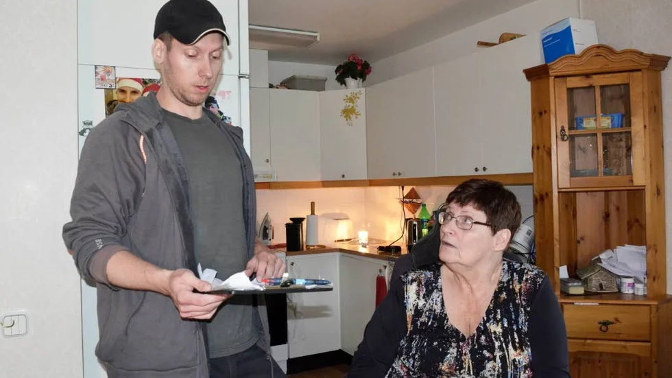 Tvätt. Göran Nordin kommer med tvätten till Kerstin Smedberg.