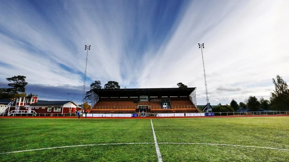 konstgräs vaktmästare serciepersonal luleå kommun fotboll fotbollsplan plan anläggning skogsvallen gräs underhåll
