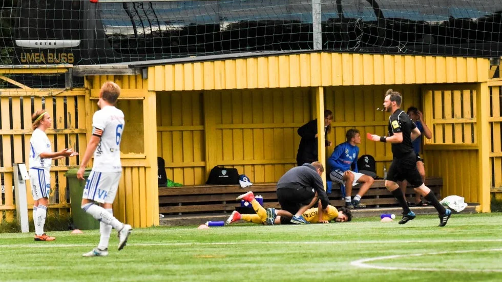 Tacklad. Assam Yassine blev liggande efter att ha tacklats in i avbytarbåset.