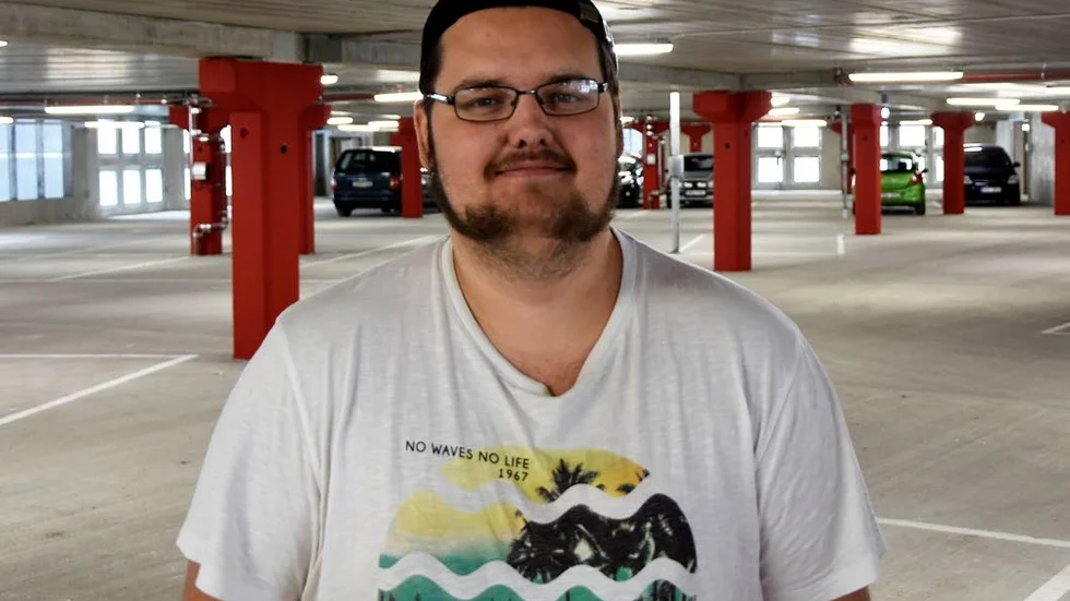 Var ska våra gäster parkera sina bilar? Det frågar sig flera mjölkuddsbor. ”Sist morsan kom förbi fick hon ställa sig utmed vägen. Det får man väl egentligen inte, men vad skulle hon göra? Hon hittade ju ingen gästparkering”, säger Erik Larsson.