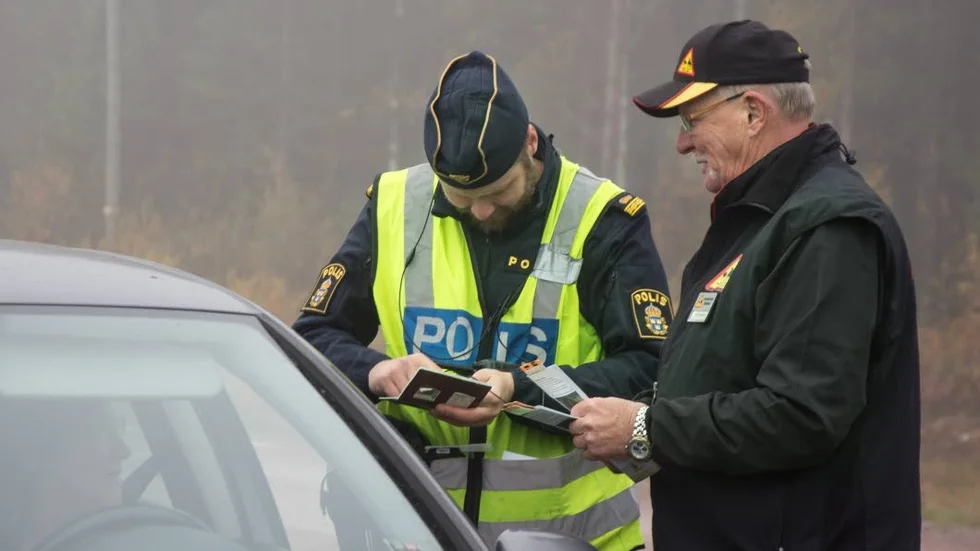 Positiva. Bilisterna var positiva till informationskampanjen. En bra påminnelse. Marcus Eriksson kontrollerar och Kurt Lundgren informerar.