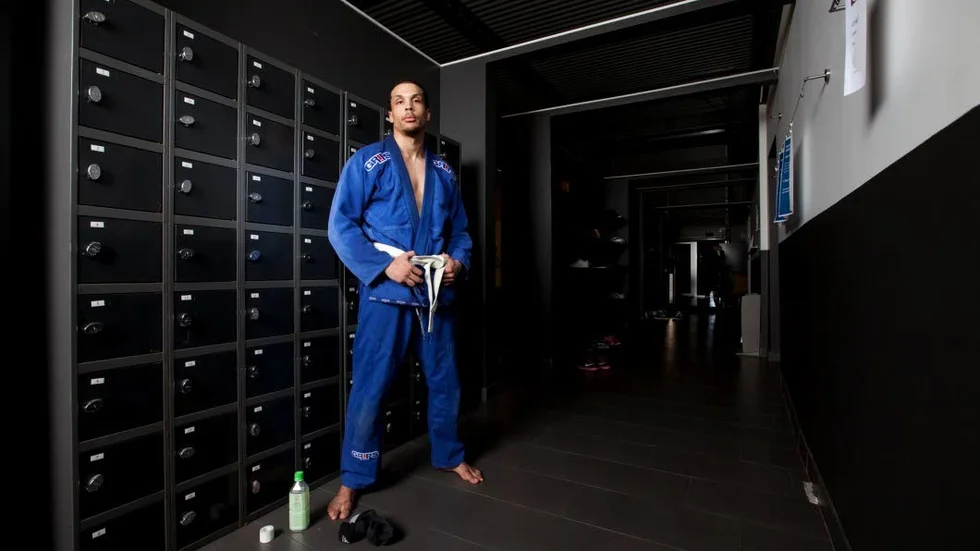 Kampsportaren. Elisha Turner flyttade till Stockholm som 16-åring för att satsa på sin dröm - mot MMA.
