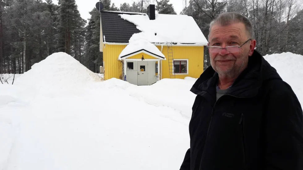 VILLAN. Christian Sundberg framför villan på Näsbyn. Den är väl synlig från tre håll varav en granne är ett flerfamiljshus. "Jag hoppas någon har sett någonting i anslutning till inbrottet" säger Christian Sundberg,