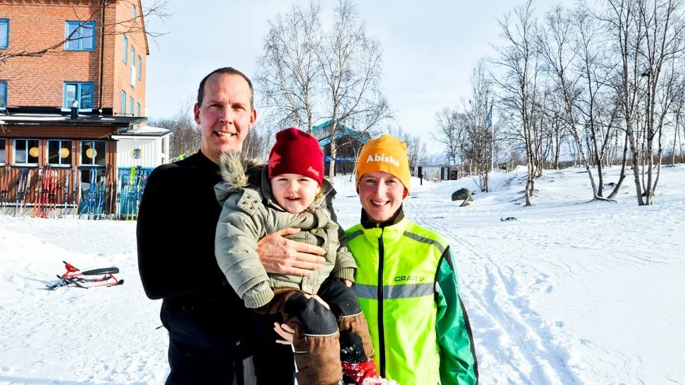 KRITISKA. Familjen Keith Larson och Sieglinde  Kundisch är kritiska till att Abisko inte har möjlighet att växa då jobben skapas.
