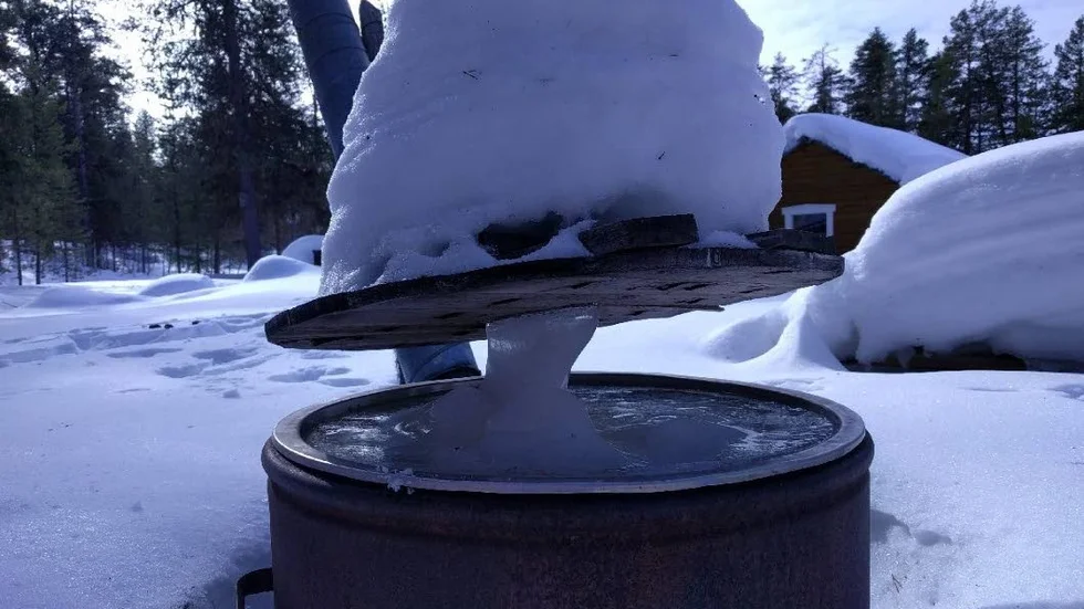Benny Laines vattenberedare vid stugan såg ut så här efter vintern.