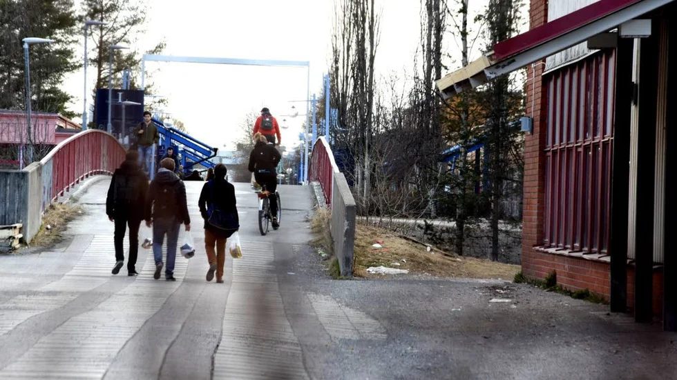 Oroligt. Porsön och Björkskatan har det senaste året varit hårt drabbat av brottslighet. På bilden syns gångbron över till universitetsområdet.