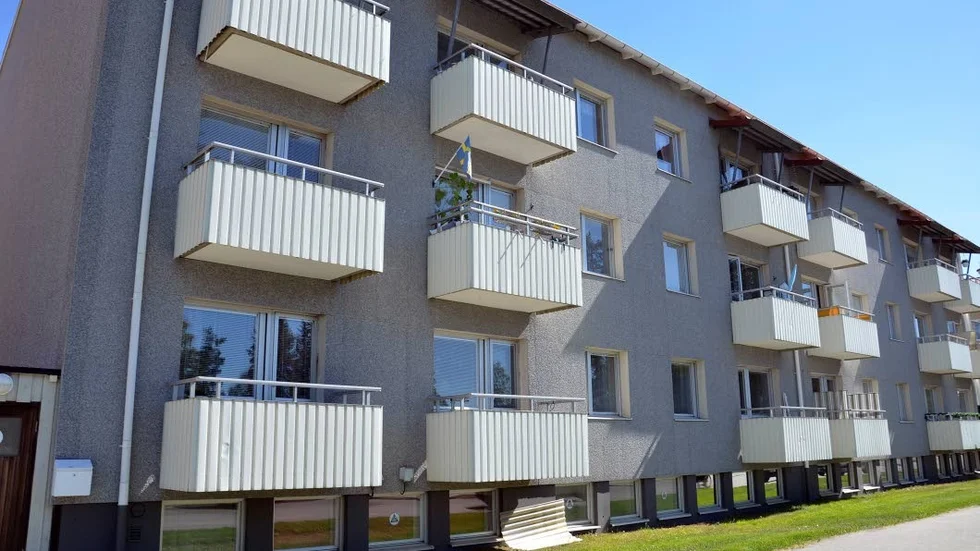 Prästgatan 4 och 6. På marken eller sutterängnivå kommer det att byggas 11 lägenheter. Ombyggnationen här ännu inte kommit i gång. Fastigheterna finns på Sveafältet.