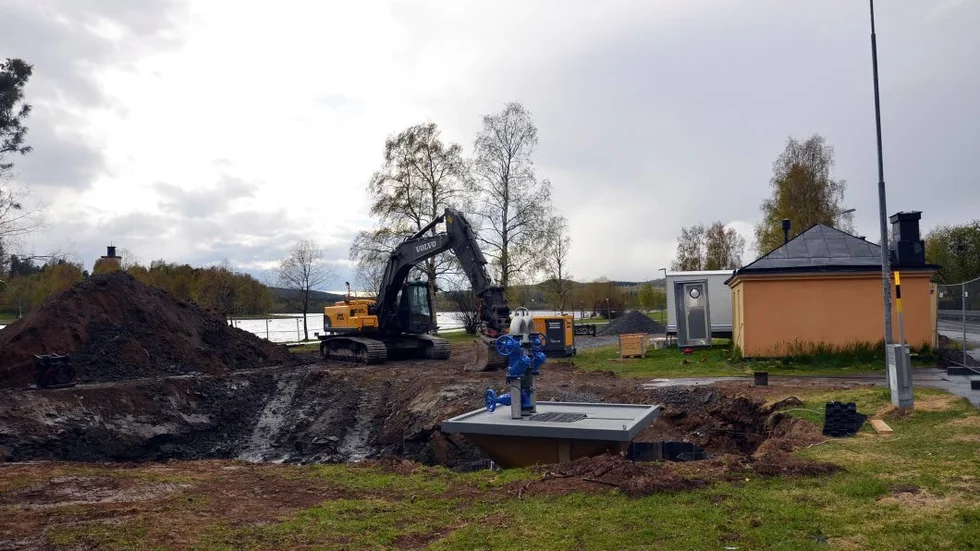 Grävningsarbete. Det påbörjades under maj månad vid den gamla pumpstationen.