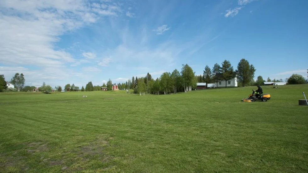 VACKER BILD. Genom sin gräsklipparinsats bidrar Ingemar Andersson till att ge en vacker bild av byn som förbipasserande sparar och tar med sig.