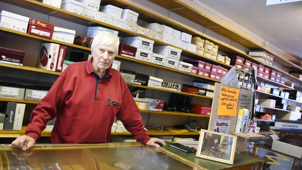 Otryggt. Ola Uvén, 84 år, driver en skobutik snett mitt emot Coop i Vittangi. Förra året utsattes hans en butik för ett inbrott.