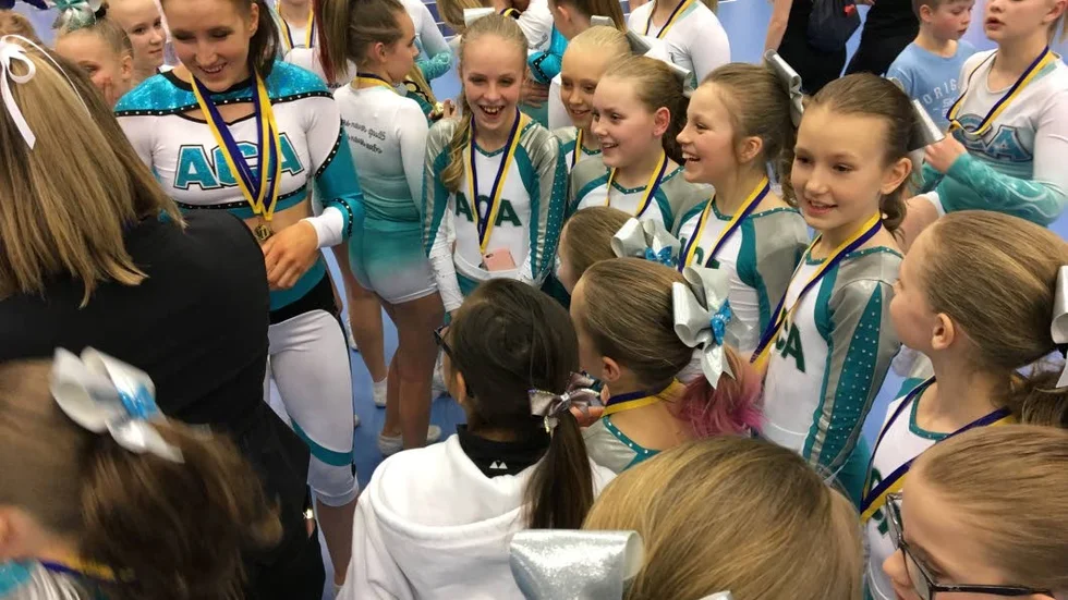 Medalj. Laget Arctic Cheer Avalanches Trojans som tog silver i Cheer Level 2 Minior.