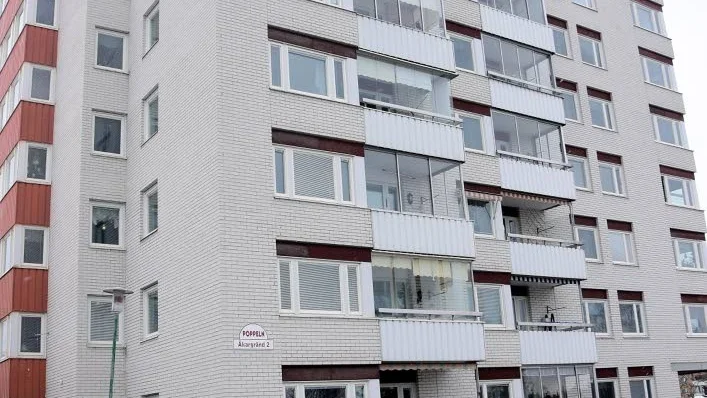 NEJ. Bostadsrättsföreningen Poppeln säger nej till uppsäkring av elen. Därmed nekas Vivian Boström indirekt bostadsanpassningen som hon beviljas.