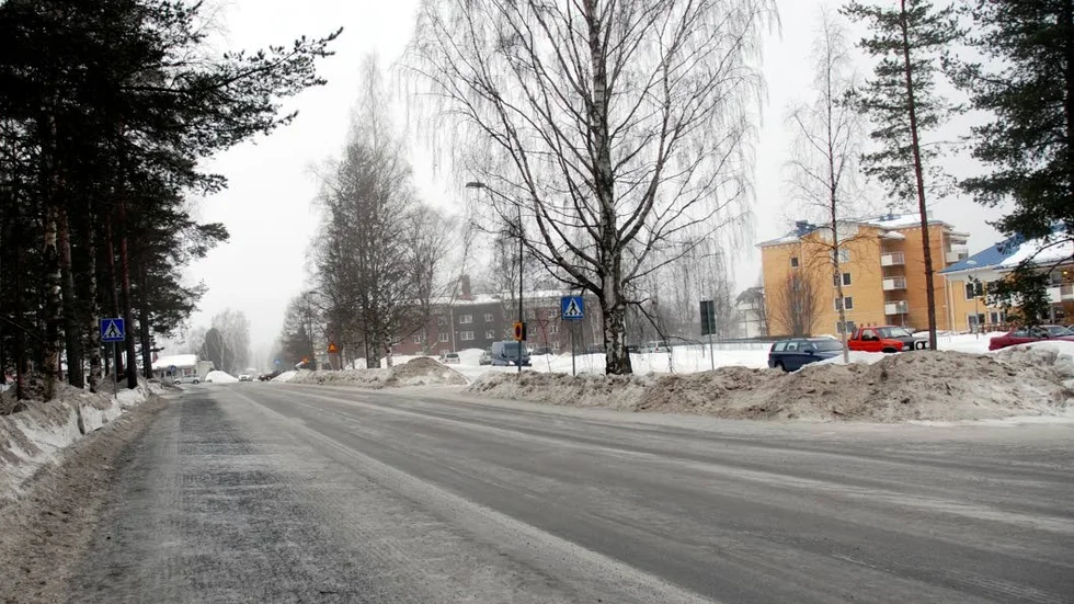 Hit. Det är tanken att fotgängarna ska gå till övergångsstället vid infarten till vårdcentralen för att ta sig in på området där Sturegården ligger. Men det finns ingen trottoar på andra sidan.