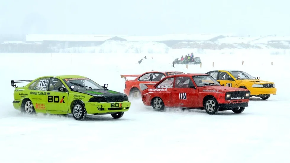 FULL FART FRÅN START. Långnabbsföraren Andreas Sandberg i gröna Volvon tog en första och andraplats i finalracen hemmaisen i Kalix. Tillsammans med poängen från de tidigare deltävlingarna räckte det till det totala SM-silvret.