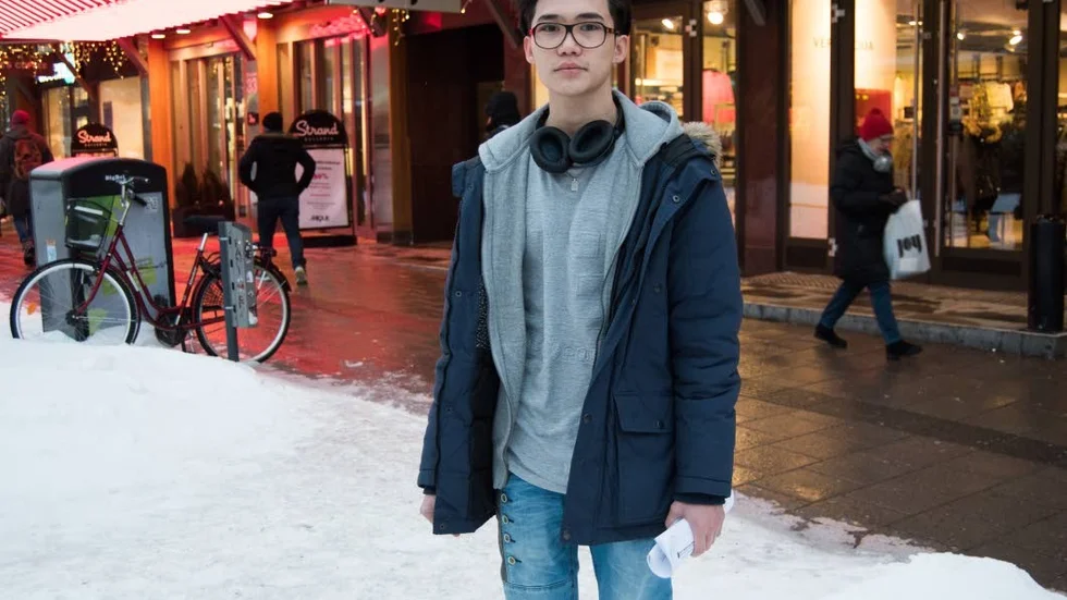 Nytt födelsedatum. Amir i Luleå har fått ett nytt födelsedatum efter att Rättsmedicinalverket har undersökt hans knäled och tänder. Den ena undersökningen tydde på att han var under 18 år. Den andra tydde på att han var över. Det räckte för att skriva upp honom i ålder.