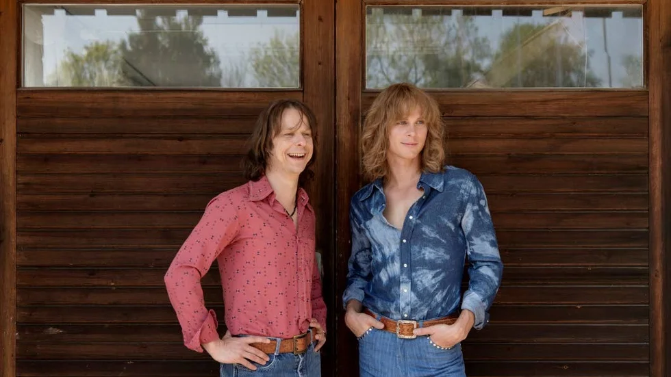 Relationen mellan Ted Gärdestad (Adam Pålsson) och hans storebror Kenneth, som skrev texterna till Teds låtar, står i centrum för filmen ”Ted – för kärlekens skull”.