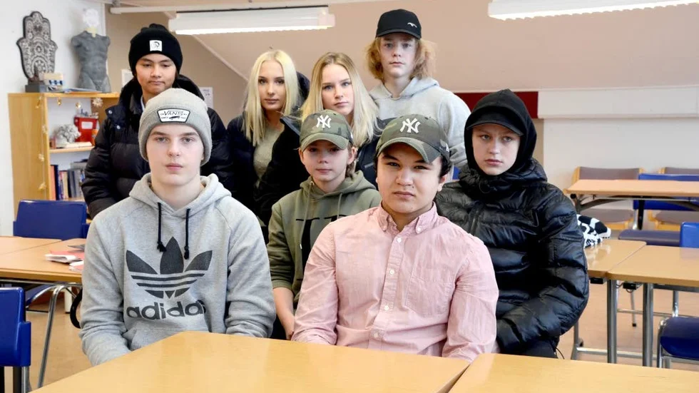 Klasskamrater. Vännerna kämpar för att Rahman Kuznetsov ska få stanna i Sverige.  På bild Alexander Lassinantti, Cajsa Jonsson, Elin Engebro, Casper Andersson, Johan Koppari, Emil Hansson, Rahman Kuznetsov och Jack Larsson.