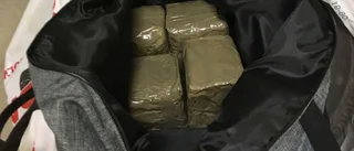 Greps med åtta kilo cannabis i resväskan
