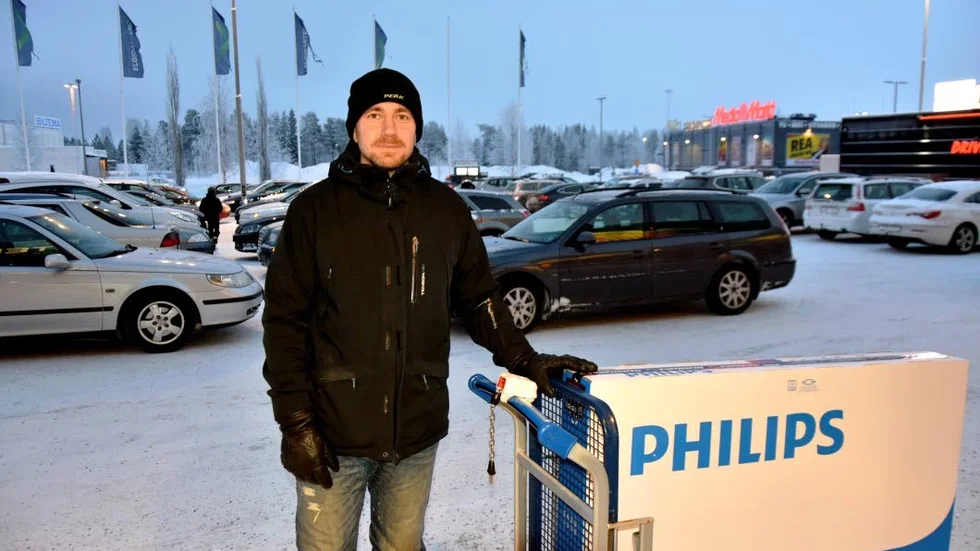 Teve. För Gustav Carlssons del fick det bli teve som han velat ha. Sista julklappen för sig själv.