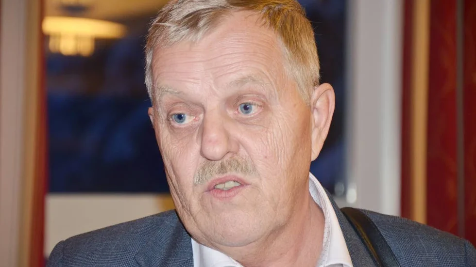 Nedröstad. Jan Larsson (S) var den enda som ville stänga skolan i Tärendö.