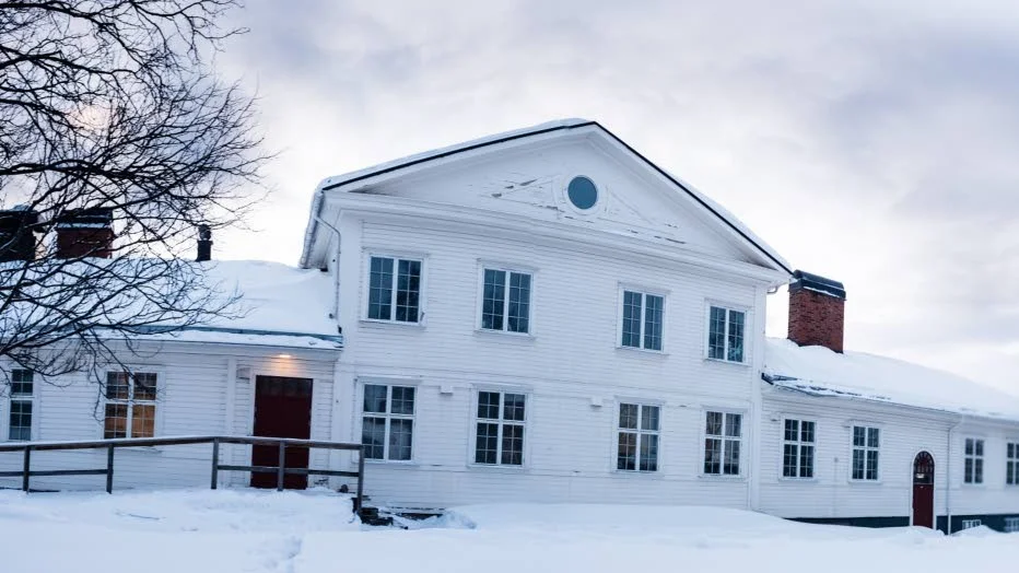 Centralgården. Byggnaden där föreningen Tusen toner huserar kan komma att flyttas till Petsamo. "Vi väntar med spänning och hoppas att man flyttar det, vi trivs så bra här i huset", säger Sten Nylén, Tusen toner.