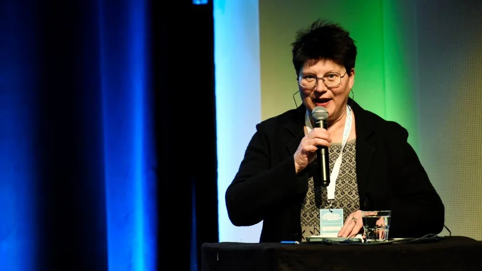 Konferencier. Susann Jonsson från Filmpool Nord höll i trådarna under samtalet.