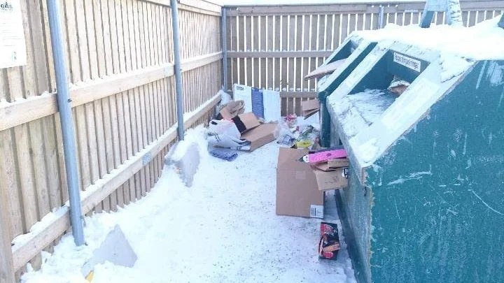Vanlig syn. Detta är vad som mött Kirunabor under en tid. Överfulla sopkärl.