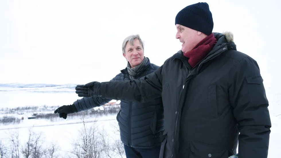 Byggstart. Roland Askebrand, affärsutvecklingschef och Leif Linde, vd på Riksbyggen, pekar på platsen där de två husen på sex våningar ska stå.