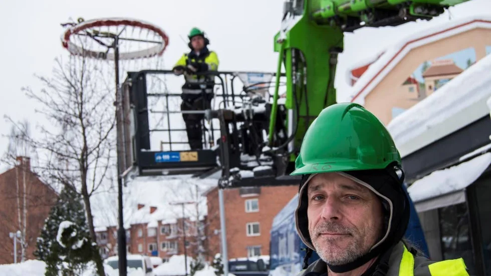 Julstädning. Jul- och ljusutsmyckningen plockas ned i Boden nu för att lämna plats för påskdekorationerna, berättar Ronald Öberg på parkförvaltningen.