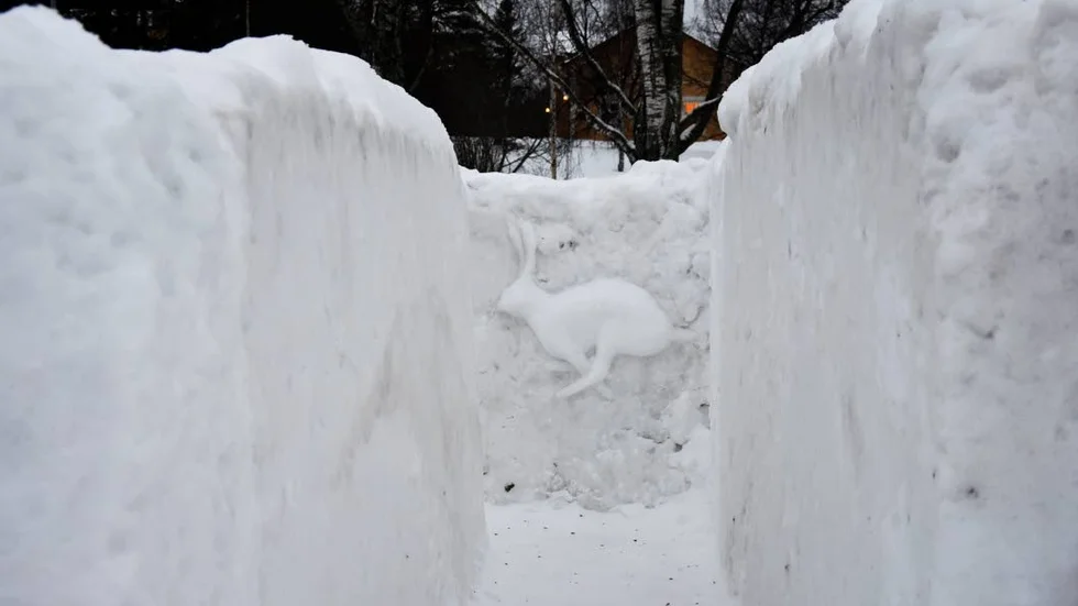 Sagotema. Labyrinten har sagotema, inuti finns djur och olika figurer skulpterade i snö.