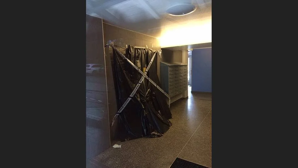 Skottdåd. Kvinnans dörr genomborrades av flera finkalibriga kulor.