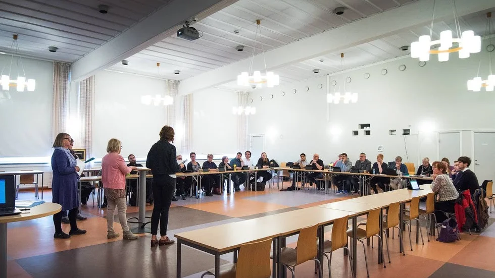 Färre ledamöter. Luleås politiska organisation ska slimmas och debatten blev hård i kommunfullmäktige. Här ses barn- och utbildningsnämnden vid ett sammanträde i Tunaskolan 2016.