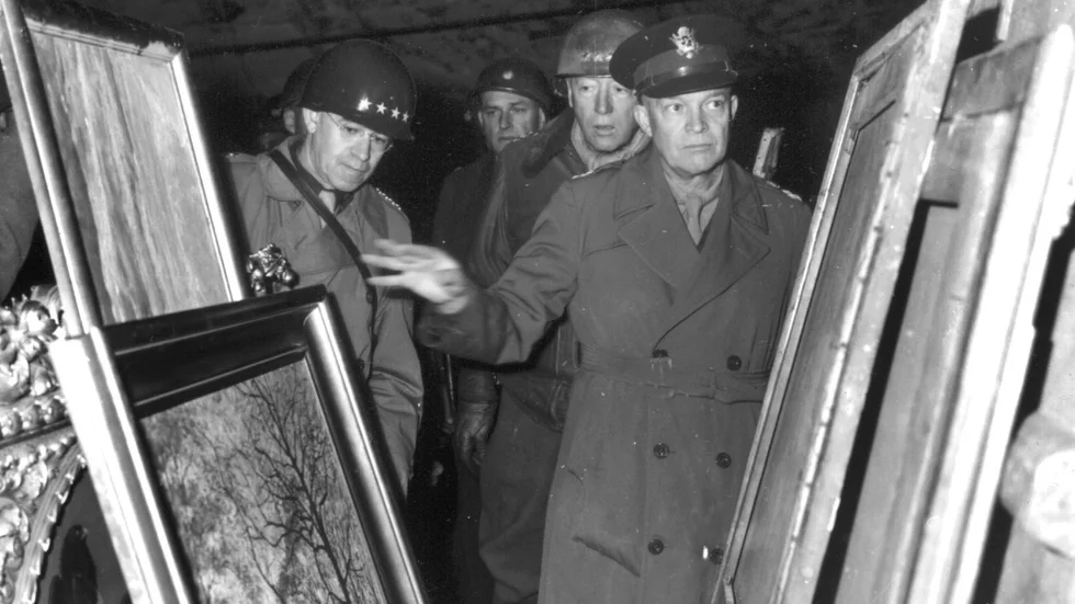 General Dwight D Eisenhower inspekterar i april 1945 konstverk som gömts i en saltgruva i Tyskland under andra världskriget. Arkivbild.