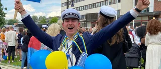 Skratt och tårar för nyblivna kockar och receptionister: "Det känns så overkligt, jag har tagit studenten"