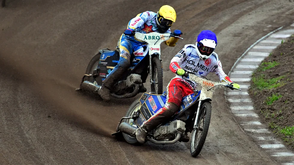 Rospiggarna har ekonomiska problem, och har ett ansträngt läge. Men klubbens ska komma till start i Bauhausligan. Här ses föraren Victor Palovaara i matchen mot Dackarna förra säsongen.
